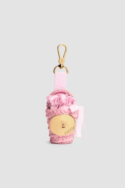 Ikonischer Bucket Charm aus Raffiabast